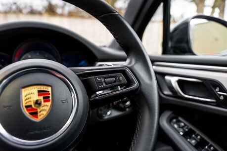 Porsche Macan S PDK. PANO ROOF. BOSE SOUND SYSTEM. HEATED FRONT SEATS. REVERSING CAMERA. 29