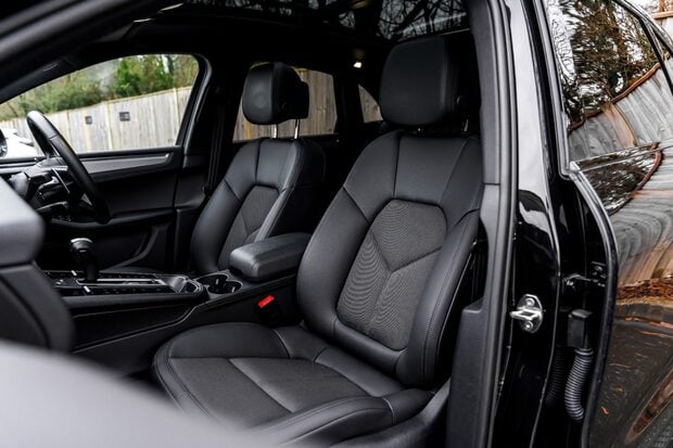 Porsche Macan S PDK. PANO ROOF. BOSE SOUND SYSTEM. HEATED FRONT SEATS. REVERSING CAMERA. 5