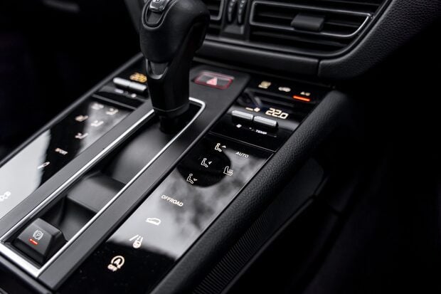 Porsche Macan S PDK. PANO ROOF. BOSE SOUND SYSTEM. HEATED FRONT SEATS. REVERSING CAMERA. 4