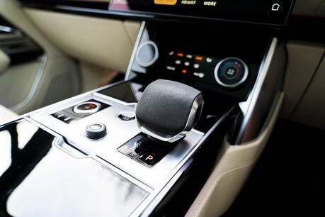 Land Rover Range Rover HSE. PANORAMIC ROOF. 23S. FIXED SIDE STEPS. H & C SEATS. DUOTONE HEADLINING 15