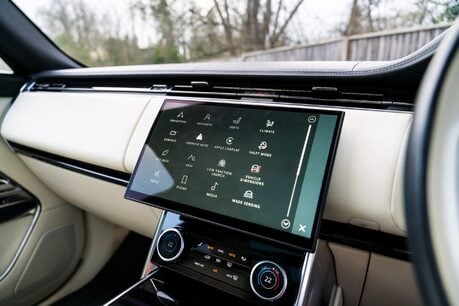 Land Rover Range Rover HSE. PANORAMIC ROOF. 23S. FIXED SIDE STEPS. H & C SEATS. DUOTONE HEADLINING 19