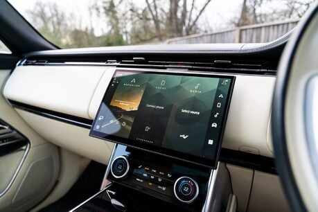 Land Rover Range Rover HSE. PANORAMIC ROOF. 23S. FIXED SIDE STEPS. H & C SEATS. DUOTONE HEADLINING 18