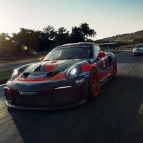 Porsche 911 GT2 RS Clubsport is too fast and furious for the road 2