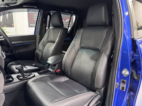 Toyota Hilux INVINCIBLE X 4WD D-4D DCB 40