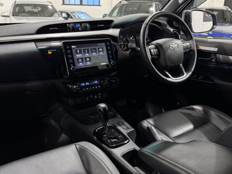 Toyota Hilux INVINCIBLE X 4WD D-4D DCB 28