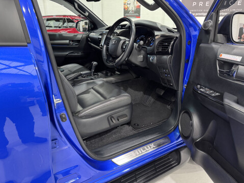 Toyota Hilux INVINCIBLE X 4WD D-4D DCB 30