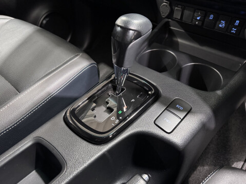 Toyota Hilux INVINCIBLE X 4WD D-4D DCB 32
