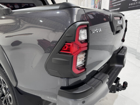 Toyota Hilux INVINCIBLE X 4WD D-4D DCB 21