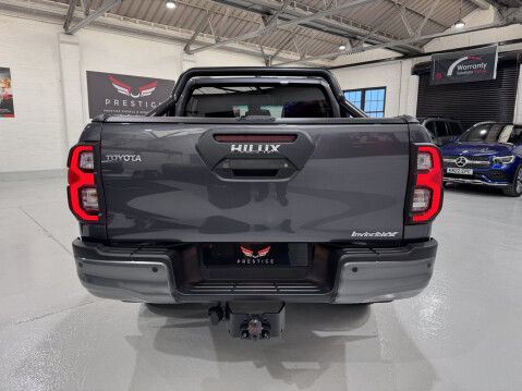 Toyota Hilux INVINCIBLE X 4WD D-4D DCB 18