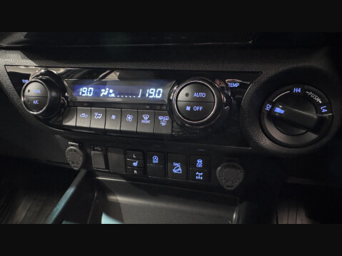 Toyota Hilux INVINCIBLE X 4WD D-4D DCB 27