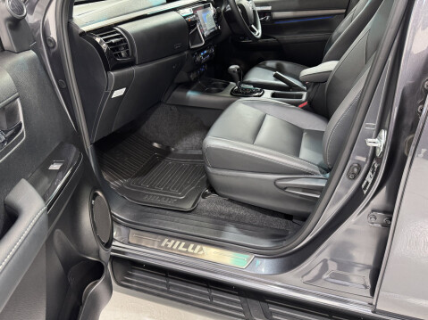 Toyota Hilux INVINCIBLE X 4WD D-4D DCB 44