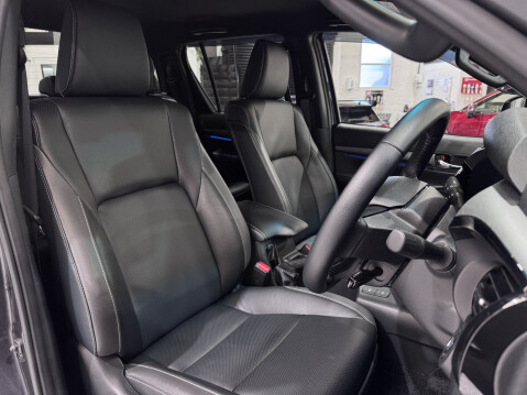 Toyota Hilux INVINCIBLE X 4WD D-4D DCB 40