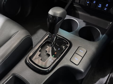 Toyota Hilux INVINCIBLE X 4WD D-4D DCB 32