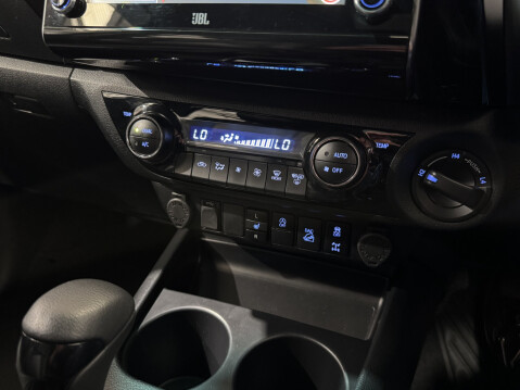 Toyota Hilux INVINCIBLE X 4WD D-4D DCB 30