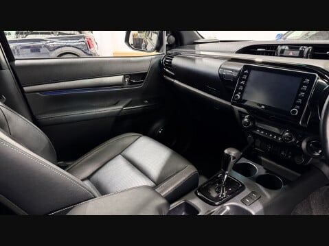 Toyota Hilux INVINCIBLE X 4WD D-4D DCB 28