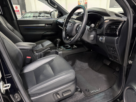 Toyota Hilux INVINCIBLE X 4WD D-4D DCB 40