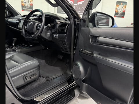 Toyota Hilux INVINCIBLE X 4WD D-4D DCB 37