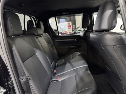 Toyota Hilux INVINCIBLE X 4WD D-4D DCB 47