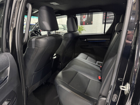 Toyota Hilux INVINCIBLE X 4WD D-4D DCB 44