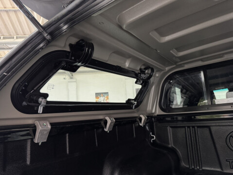 Toyota Hilux INVINCIBLE X 4WD D-4D DCB 18