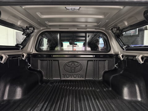 Toyota Hilux INVINCIBLE X 4WD D-4D DCB 17