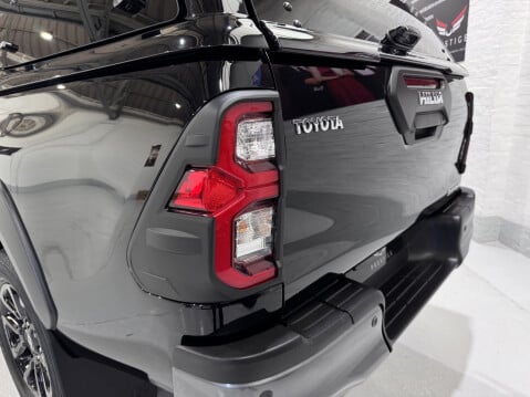 Toyota Hilux INVINCIBLE X 4WD D-4D DCB 23