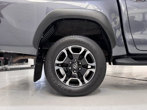 Toyota Hilux INVINCIBLE 4WD D-4D DCB 32
