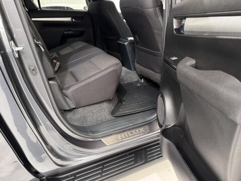 Toyota Hilux INVINCIBLE 4WD D-4D DCB 57