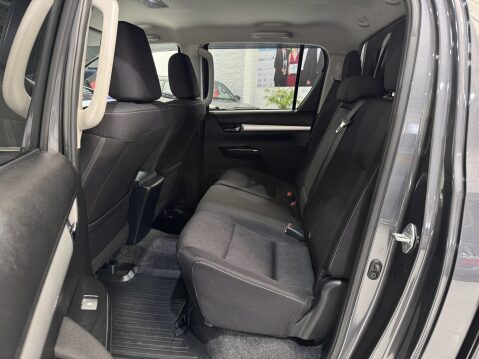 Toyota Hilux INVINCIBLE 4WD D-4D DCB 53