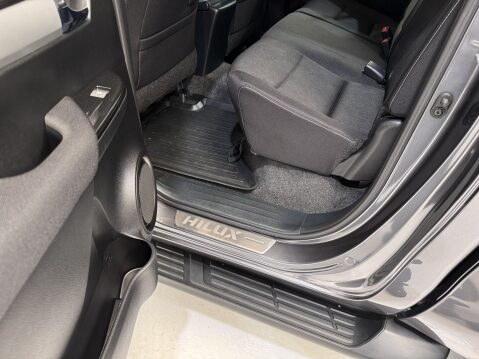 Toyota Hilux INVINCIBLE 4WD D-4D DCB 58