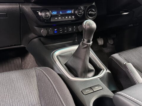 Toyota Hilux INVINCIBLE 4WD D-4D DCB 39