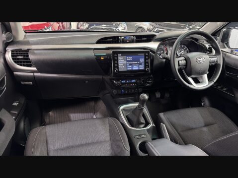 Toyota Hilux INVINCIBLE 4WD D-4D DCB 2