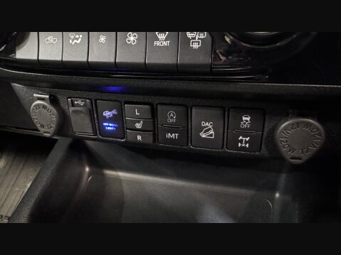 Toyota Hilux INVINCIBLE 4WD D-4D DCB 40