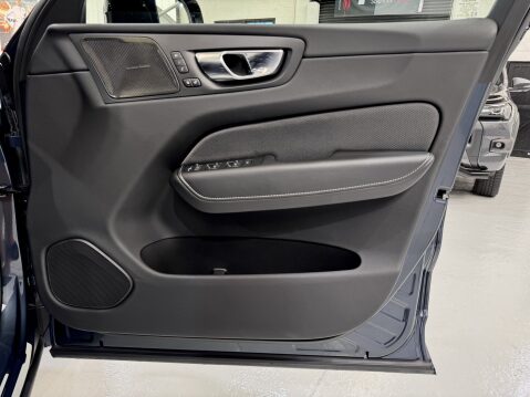 Volvo XC60 B5 R-DESIGN AWD MHEV 33