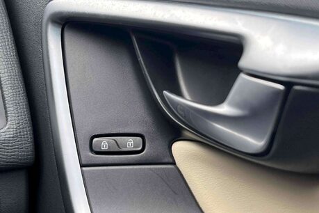 Volvo XC60 2.4D DRIVe R-Design Euro 4 5dr 30