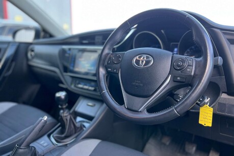 Toyota Auris 1.6 D-4D Business Edition Euro 6 (s/s) 5dr 17