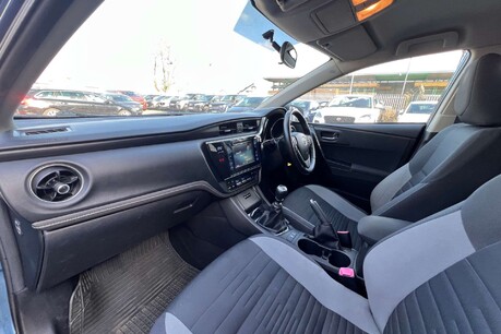 Toyota Auris 1.6 D-4D Business Edition Euro 6 (s/s) 5dr 31