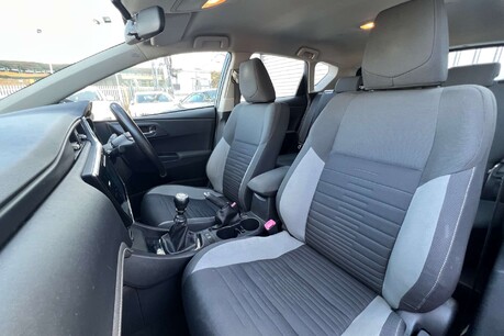 Toyota Auris 1.6 D-4D Business Edition Euro 6 (s/s) 5dr 29