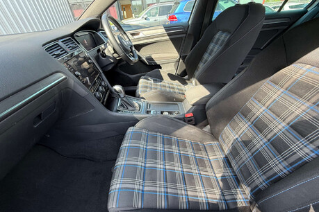 Volkswagen Golf 1.4 TSI 8.7kWh GTE Advance DSG Euro 6 (s/s) 5dr 19