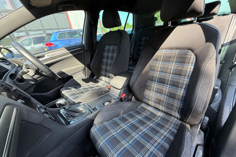 Volkswagen Golf 1.4 TSI 8.7kWh GTE Advance DSG Euro 6 (s/s) 5dr 44