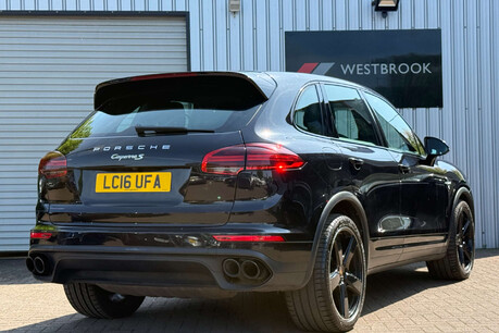 Porsche Cayenne 3.0 V6 E-Hybrid S TiptronicS 4WD Euro 6 (s/s) 5dr 30