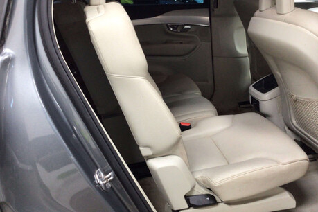 Volvo XC90 2.0 D5 Momentum SUV 5dr Diesel Geartronic 4WD Euro 6 (s/s) (225 ps) 7