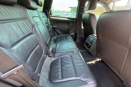Volkswagen Touareg 3.0 TDI V6 BlueMotion Tech R-Line SUV 5dr Diesel Tiptronic 4WD Euro 6 (s/s) 31