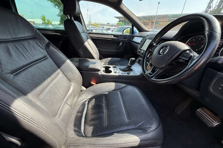 Volkswagen Touareg 3.0 TDI V6 BlueMotion Tech R-Line SUV 5dr Diesel Tiptronic 4WD Euro 6 (s/s) 9