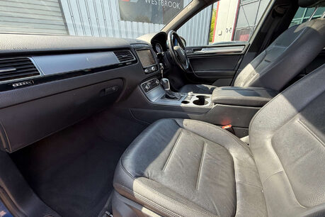 Volkswagen Touareg 3.0 TDI V6 BlueMotion Tech R-Line SUV 5dr Diesel Tiptronic 4WD Euro 6 (s/s) 18