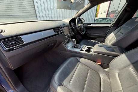Volkswagen Touareg 3.0 TDI V6 BlueMotion Tech R-Line SUV 5dr Diesel Tiptronic 4WD Euro 6 (s/s) 27