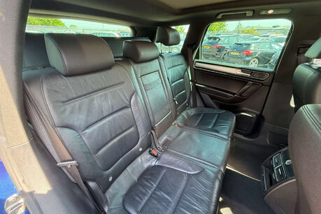 Volkswagen Touareg 3.0 TDI V6 BlueMotion Tech R-Line SUV 5dr Diesel Tiptronic 4WD Euro 6 (s/s) 29