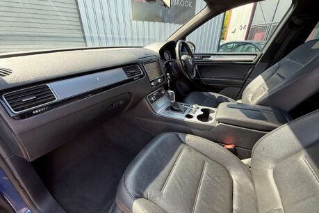 Volkswagen Touareg 3.0 TDI V6 BlueMotion Tech R-Line SUV 5dr Diesel Tiptronic 4WD Euro 6 (s/s) 43