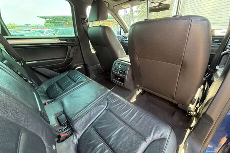 Volkswagen Touareg 3.0 TDI V6 BlueMotion Tech R-Line SUV 5dr Diesel Tiptronic 4WD Euro 6 (s/s) 56