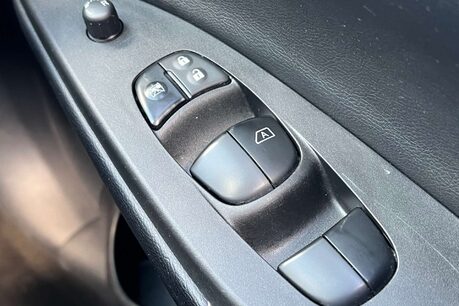 Nissan Pulsar 1.2 DIG-T N-Connecta Hatchback 5dr Petrol XTRON Euro 6 (s/s) (115 ps) 57